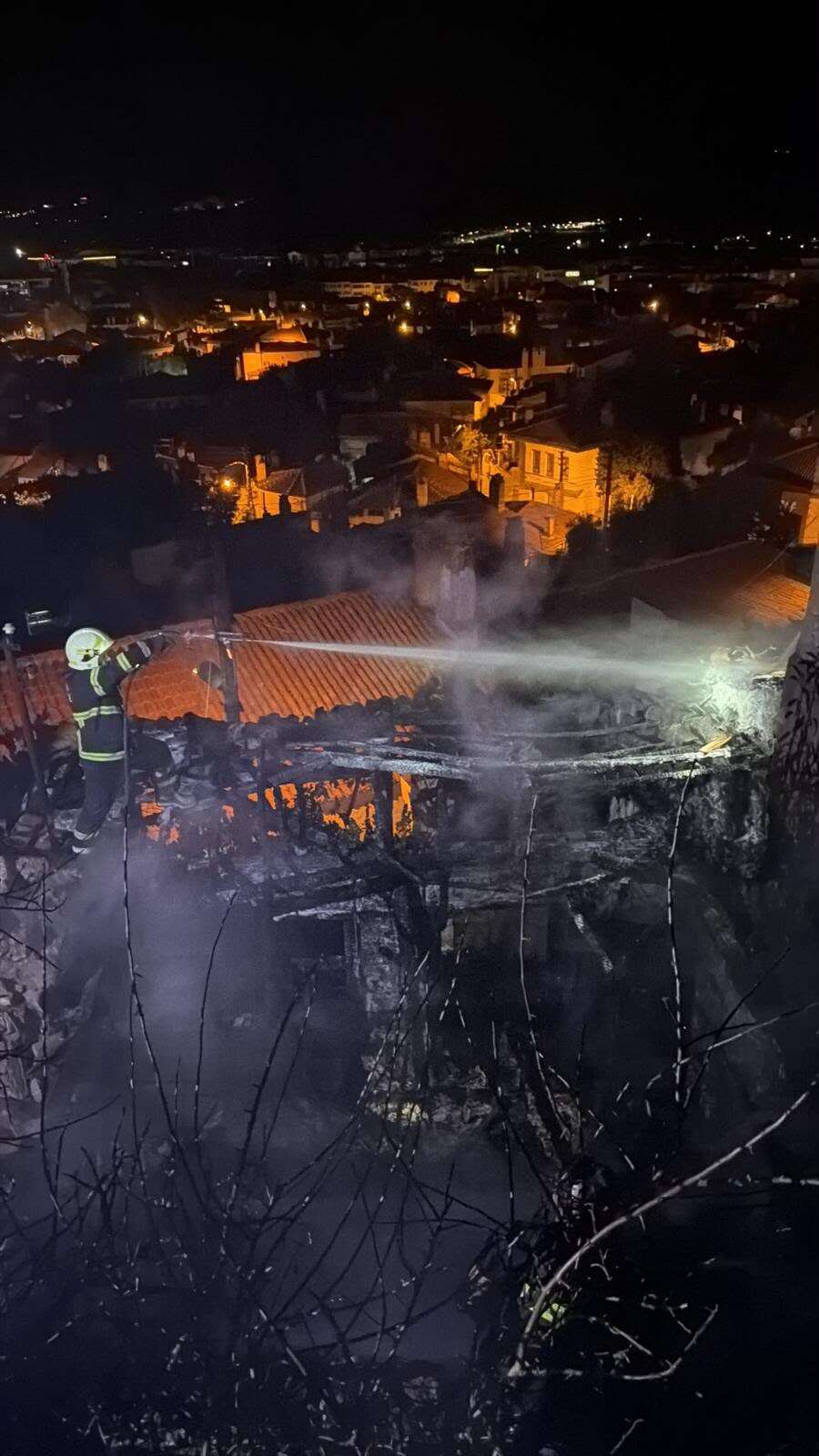 Menteşe’de Kullanılmayan Bina Alevlere Teslim Oldu 3